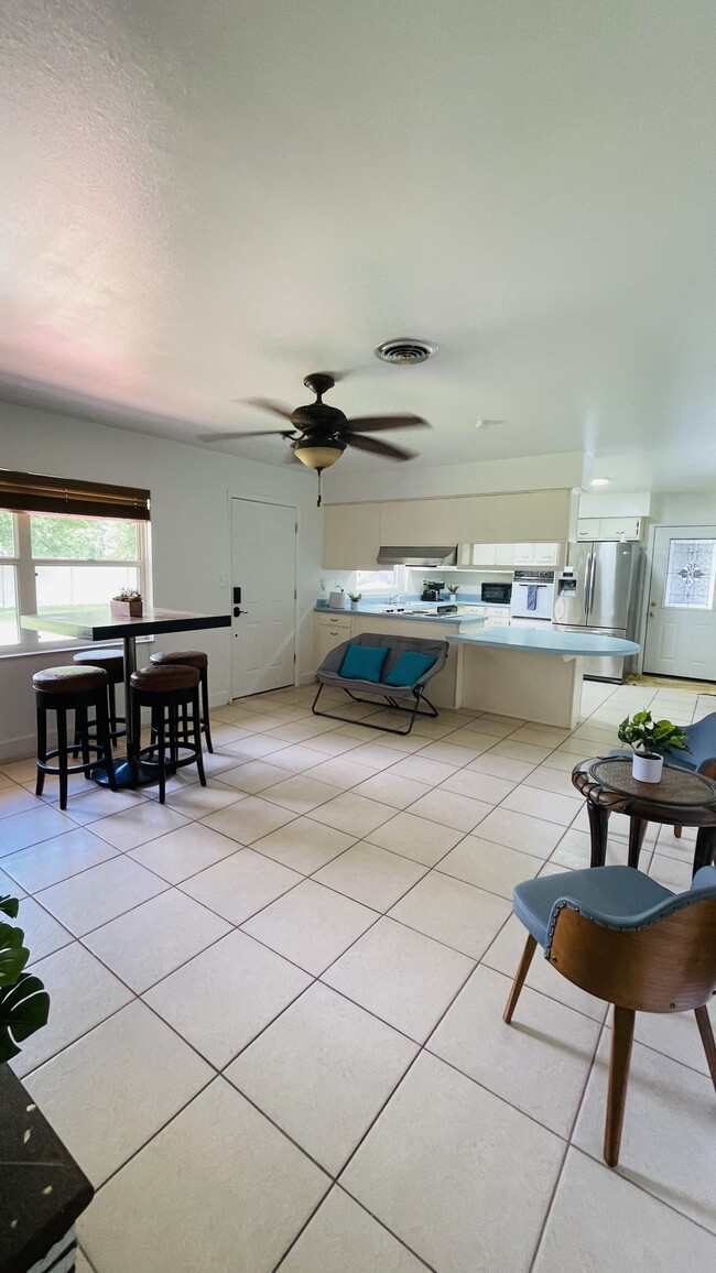 Breakfast Nook & Kitchen - 2155 Alafaya Trail Unit Room