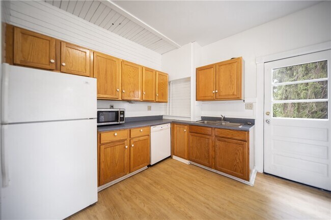 Photo - 921 E State St