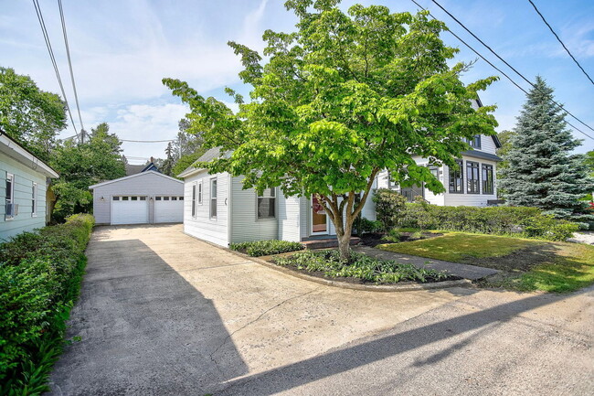 Photo - 1190 Lakeview