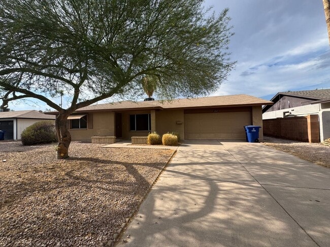 Building Photo - Spacious 3BR/2BA Home in Prime Tempe Locat...