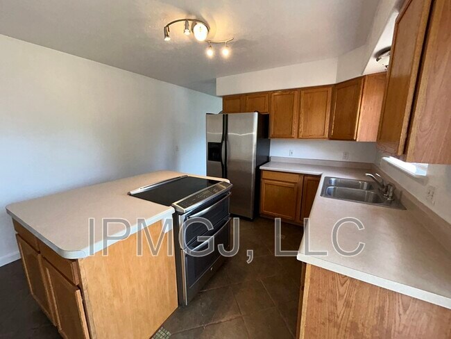 2867 Pinyon Ave