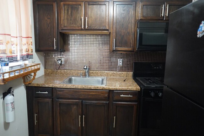 Photo - 2747 Iverson St