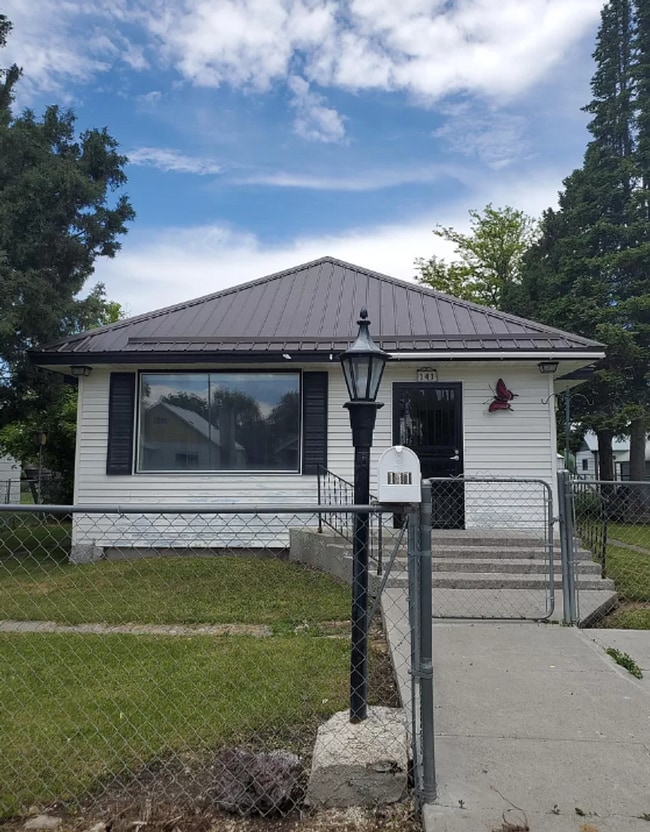 Building Photo - 2 Bedroom, Bonus Room, 1 Bathroom, Home For Rent in St. Anthony!  Fenced Yard, Covered Parking, W...