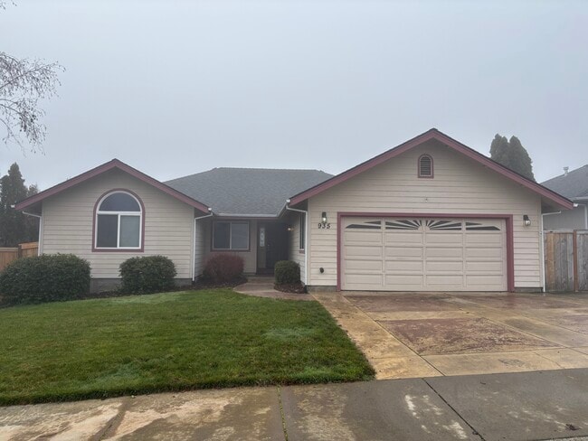 Building Photo - 935 NW Cooke Ave