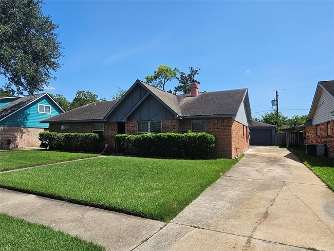 1113 E Amherst Ln