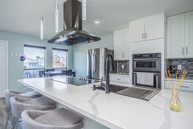 Photo - 301 Commander Dr