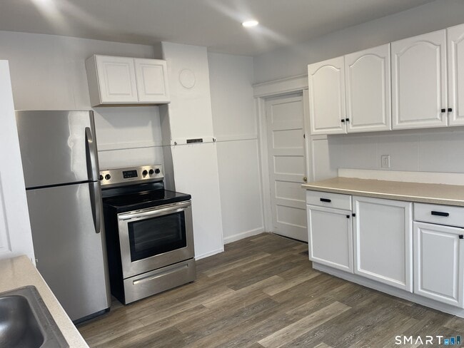 Photo - 692 Enfield St