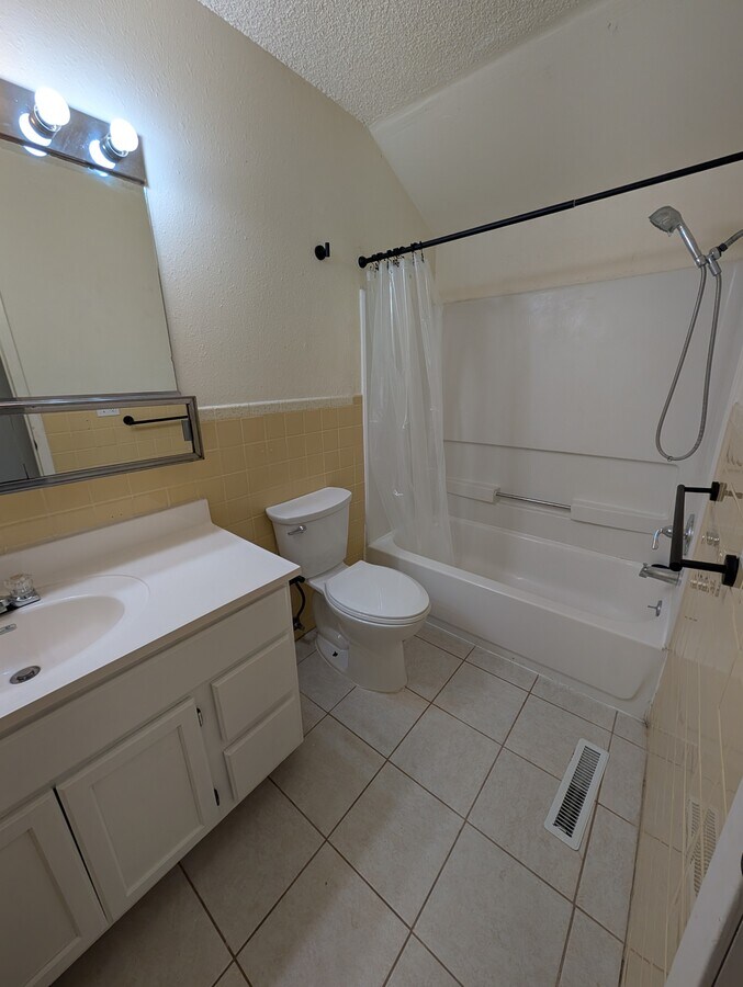 Photo - 2204 Campus Dr Unit 4