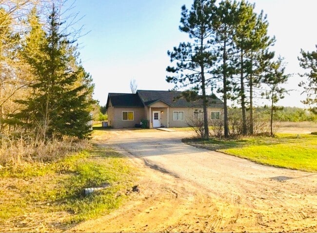 Building Photo - 3 Bedroom/ 1 Bath Home