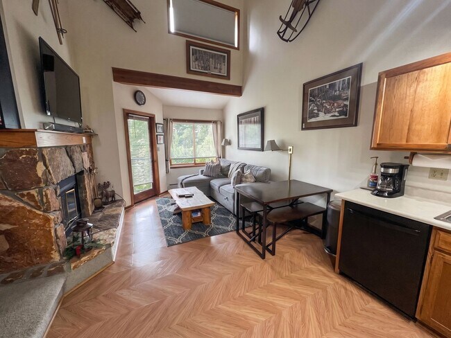Photo - Updated Studio with Incredible Mountain Views – Silverthorne, Colorado Unidad G,  209
