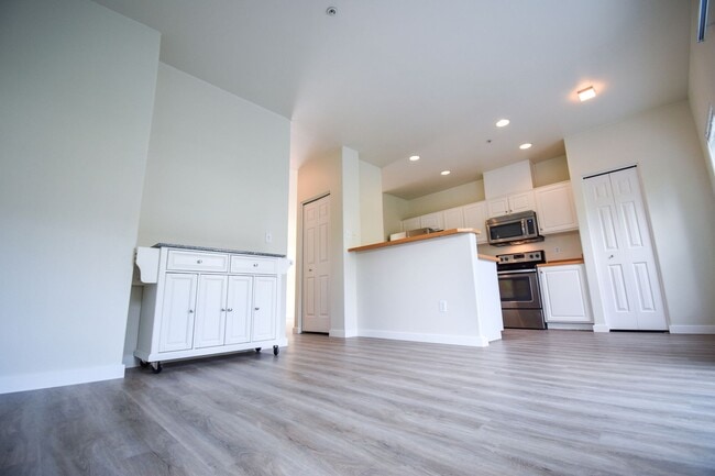 Photo - Astounding Condo End Unit, Garage include...
