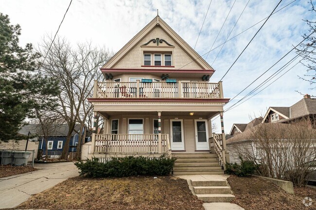 Building Photo - 5613 W Lloyd St Unit 5615 - Upper Rental