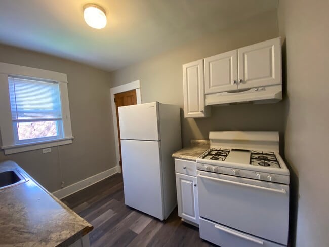 Updated kitchen - 2622 Tilbury Ave Unidad Upper Level