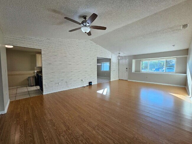 Photo - 819 Glencove Ave NW