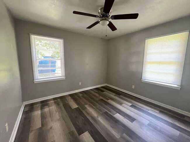 Photo - 739 E Jane St