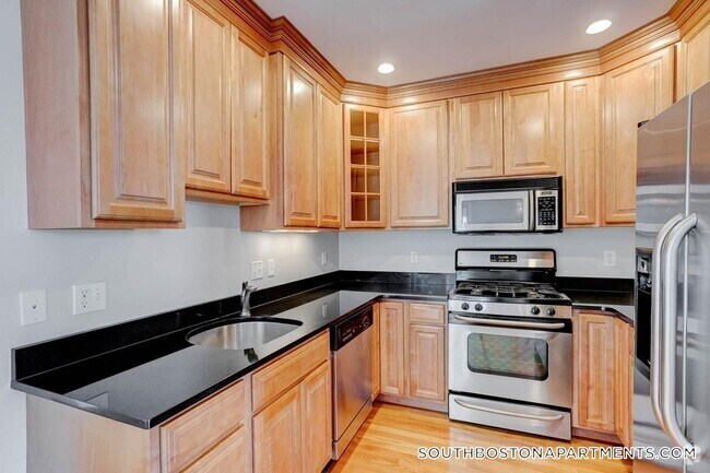 Building Photo - 168 W 9th St Rental