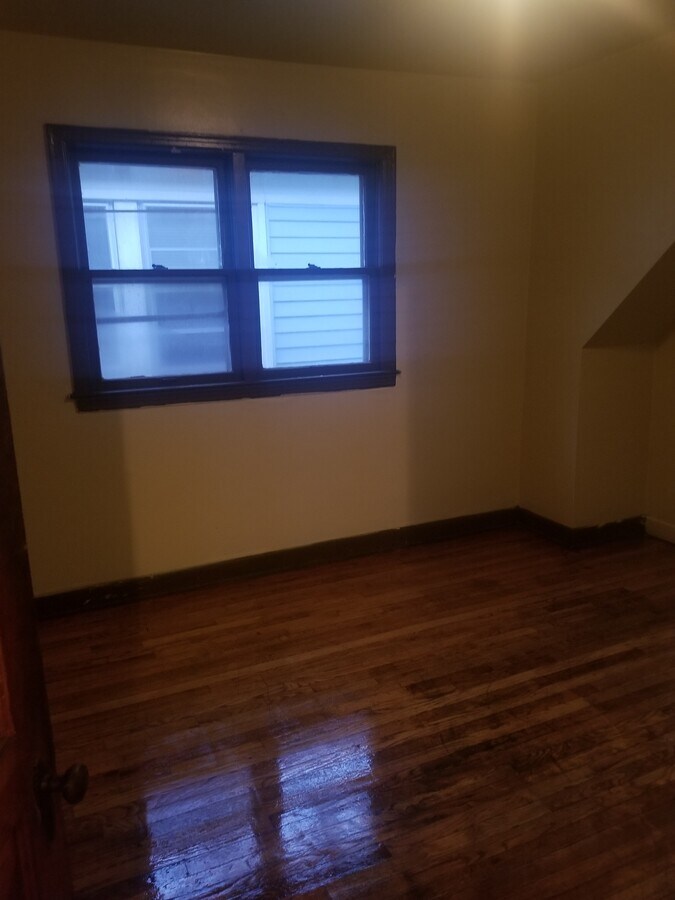 Bedrm - 3410 N 23rd St Unit Upper