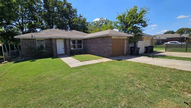 4 Bedroom 2 Bathroom in 76105 Available! - 4 Bedroom 2 Bathroom in 76105 Available! House