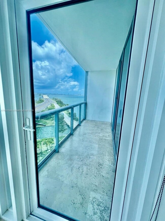 Photo - 601 NE 36th St Unidad 1111