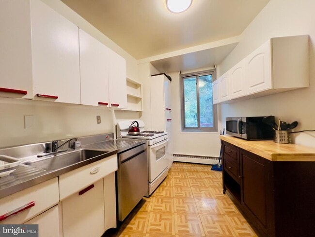 Building Photo - 4200 Cathedral Ave NW Unit 114