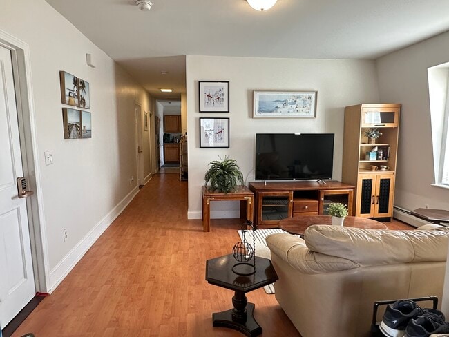 Building Photo - 76 Providence St Unit FL 3