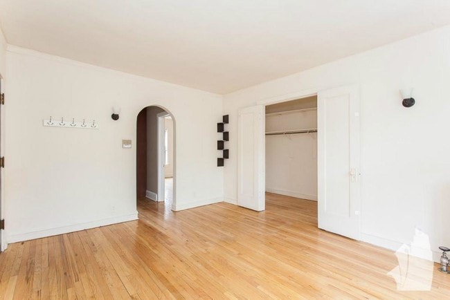 Photo - 2100 W Ainslie St