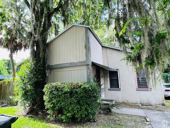 Building Photo - Walk to downtown or bike to UF from this 3... Rental