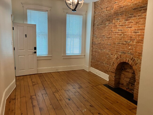 Building Photo - 26 E Vine St Unit Apt. 1