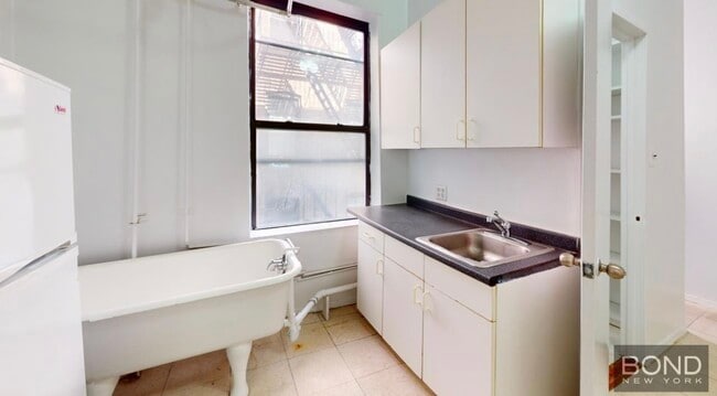 Building Photo - 164 Mott St Unit 3A