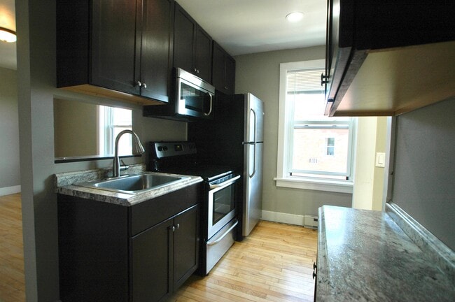kitchen - 108 King St Unit 301