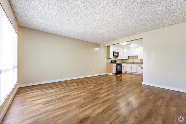 1BR, 1BA - 756SF - Living Room