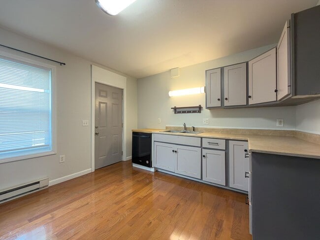 Photo - 31-33-33 Saranac St Unit 31
