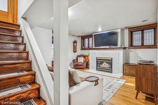 Photo - 659 W Buckingham Pl