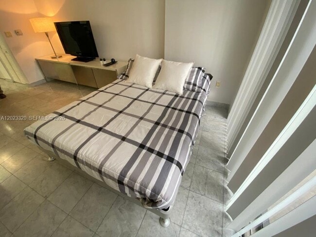 Photo - 540 Brickell Key Dr Unit 913