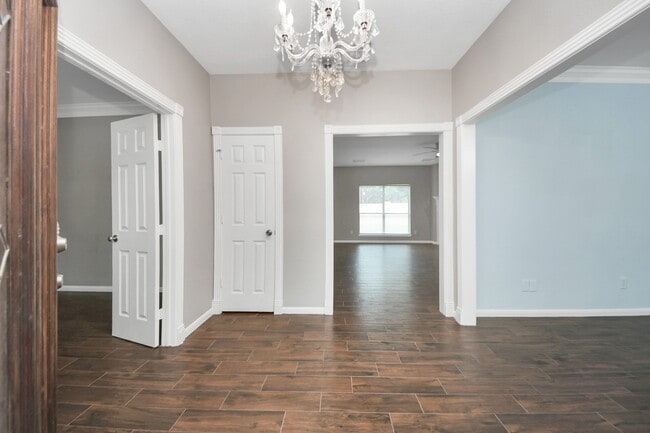 Photo - 1302 Raintree Cir