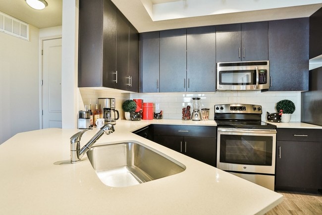 The Met at Fashion Center apartments — community photo