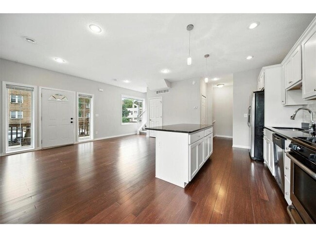 600 W 32nd St