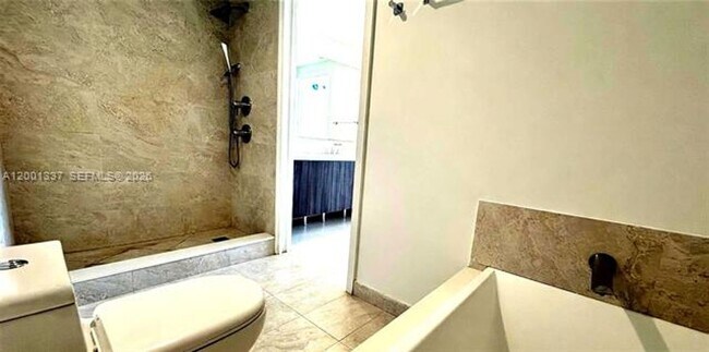 Photo - 488 NE 18th St Unidad 488 NE 18th St # 204