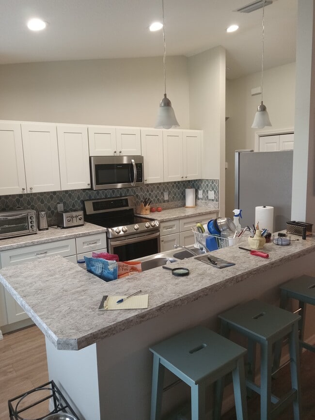 Planta abierta, mucho espacio de almacenamiento. - 146 N Crestwood Ave