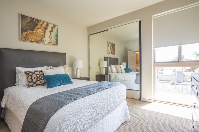2 BR, 2 BA - 880 SF