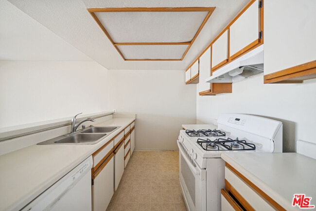 Photo - 1519 N Martel Ave Unidad 204