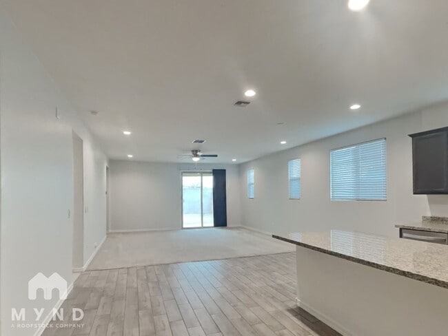 Photo - 815 N 109th Dr