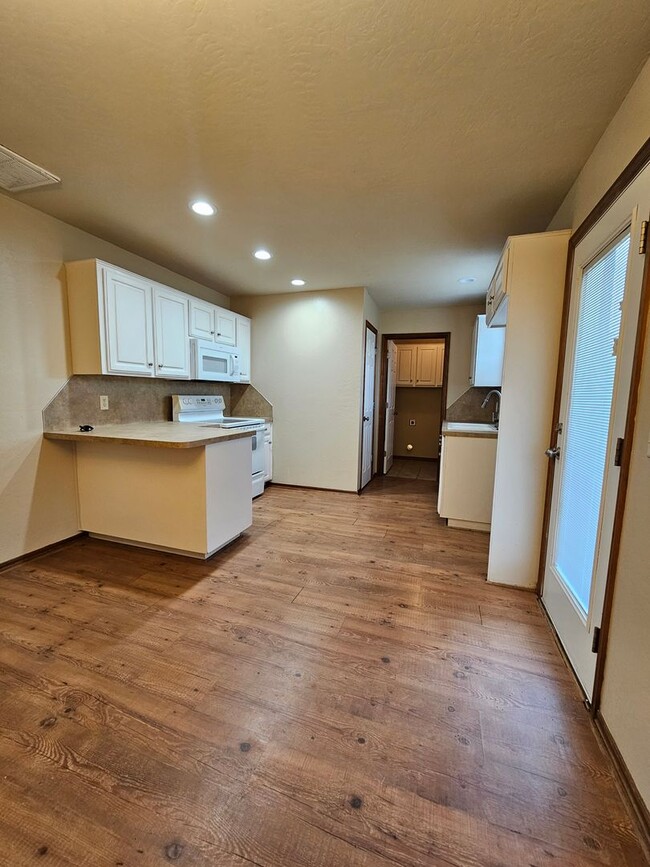 Photo - (4) Bed/(2) Bath in Moore w/ Shelter Avail NOW! Pets Negotiable!