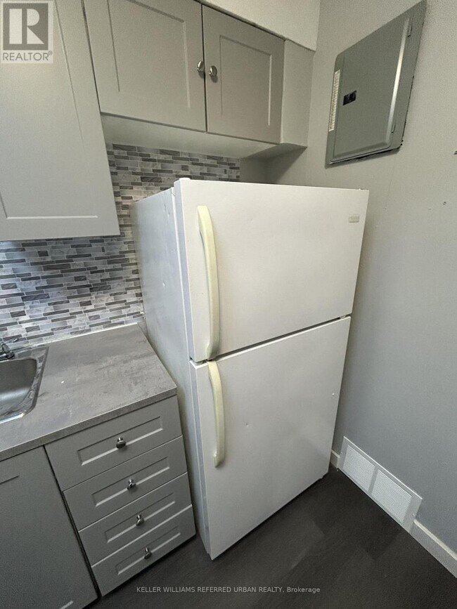 Photo - 10140 Yonge St