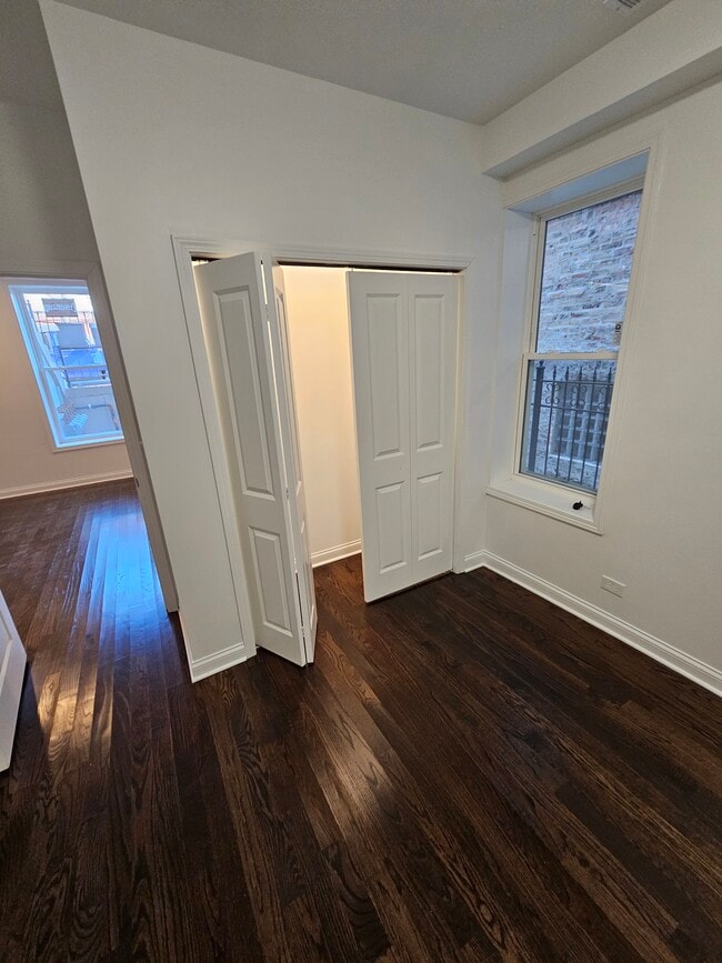 almacenamiento en el dormitorio - 1912 S Throop St