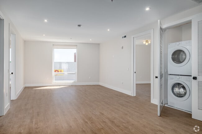 3 habitaciones, 2 baños - 1061 pies cuadrados - Sala de estar
