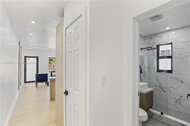 Photo - 1040 NW 35th St Unidad 1042