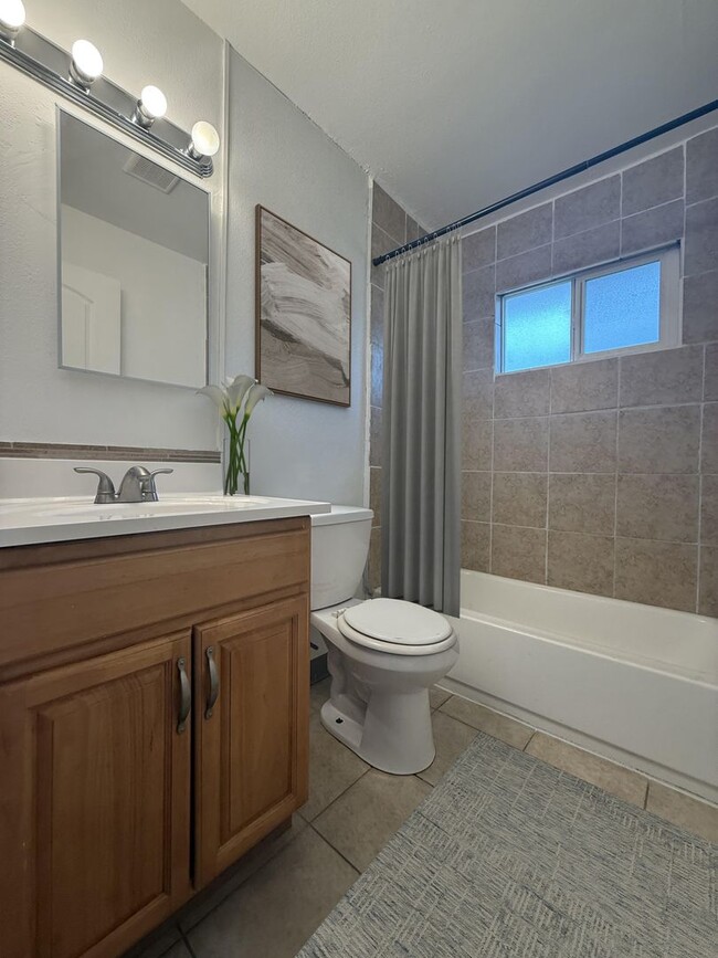 Photo - Charming 2-Bedroom Condominium for Rent in Gated Community!**