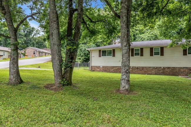 Photo - AVAILABLE JULY 10TH. 2 Bed 1 bath FOR LEASE in South Inglewood (East Nashville). $1750 Rent. Pets...
