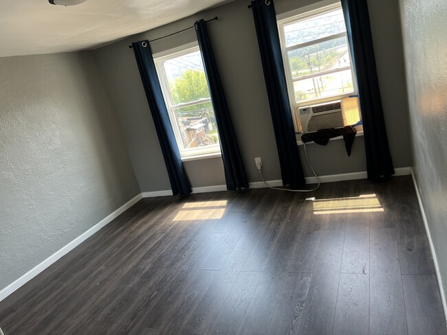 Main bedroom - 1301 Hukill St Apartments Unit 1301